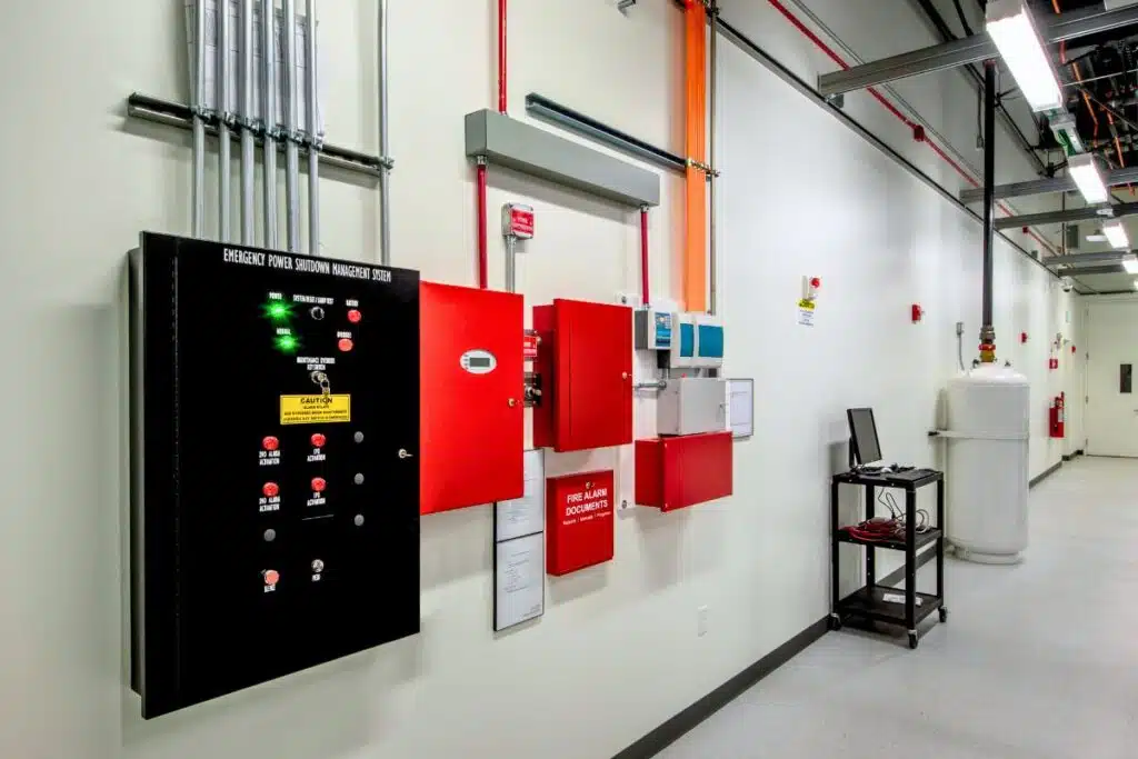 Brandmeldinstallatie en noodstroomsysteem in bedrijfspand, professioneel geïnstalleerd voor veiligheid en naleving van normen.