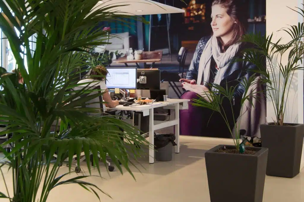 Een kantoor met akoestische panelen en stiltepods, ideaal voor hybride werken en focuswerk.