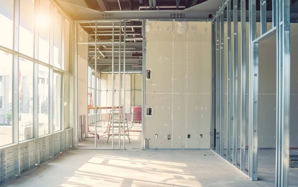 Constructie van metal-studwand tijdens de aanbouw van een kantoorruimte
