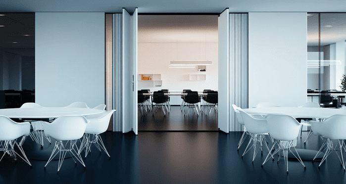 Vouwwand tussen vergaderruimtes in minimalistische kantooromgeving