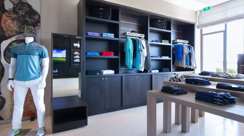 Winkelinterieur met maatwerk meubels voor productpresentatie