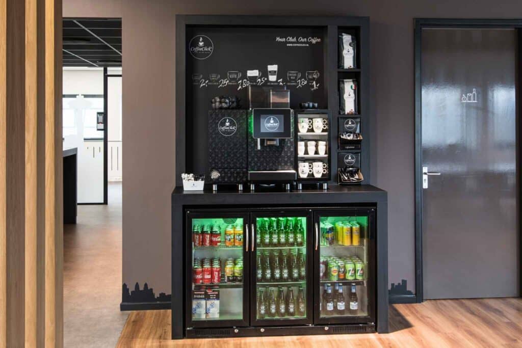 Projectkeuken koffiecorner met koffiemachine en drankencooler in kantoor