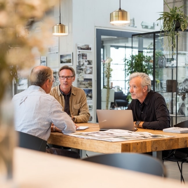 Adviseur van E=MC² in gesprek met klant over kantoorinrichting