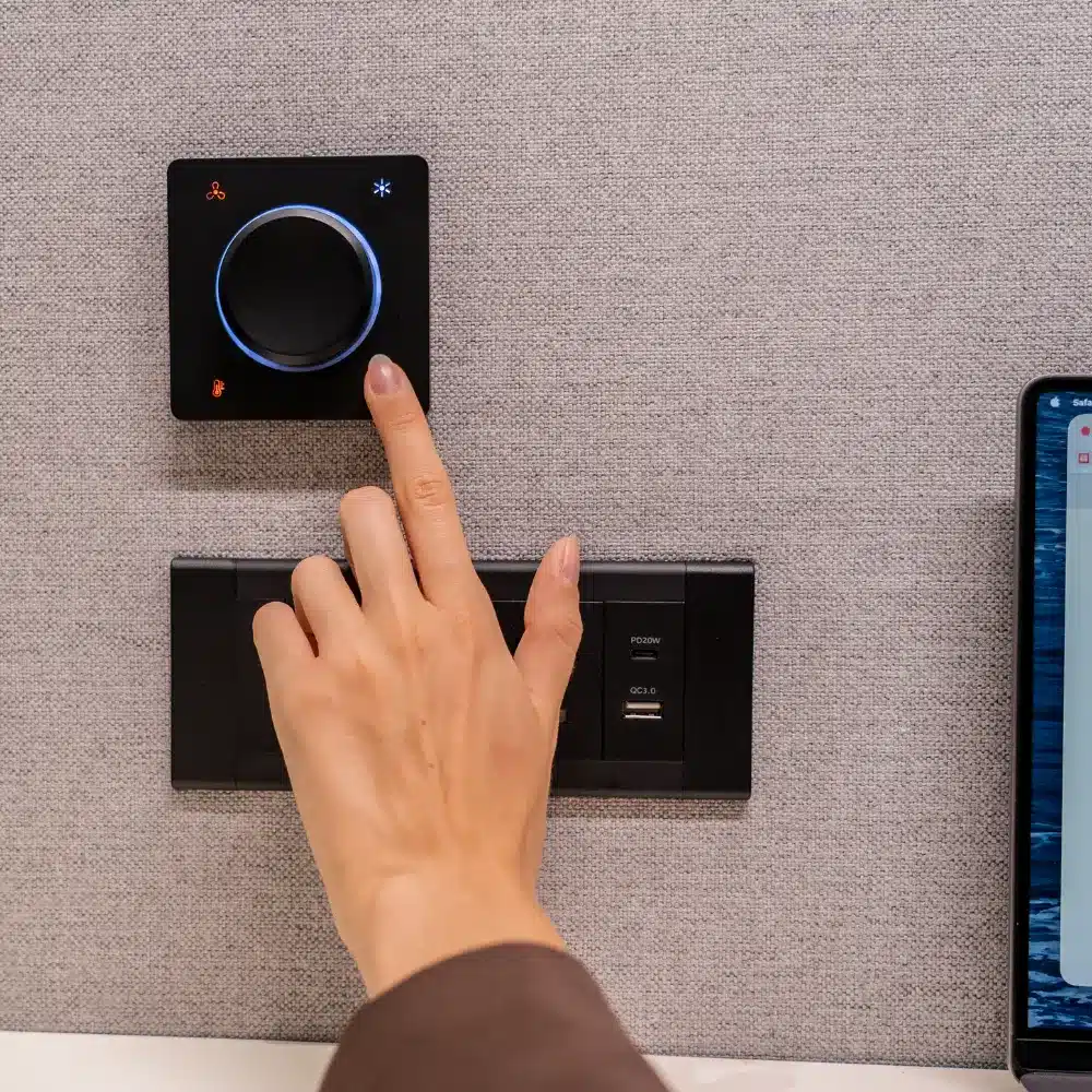 bedieningspaneel met USB-aansluiting in belcel