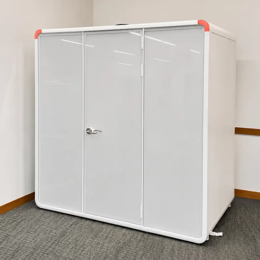 belcel als kolfruimte met privacy folie op kantoor