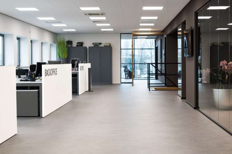 Backoffice werkruimte bij Coffeeclick met systeemplafonds, glazen wanden en moderne kantoorinrichting door E=MC²