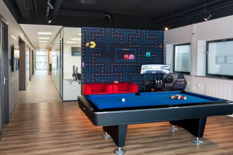 Recreatieruimte bij Coffeeclick met pooltafel, Pac-Man wand en gamehoek, ingericht door E=MC²