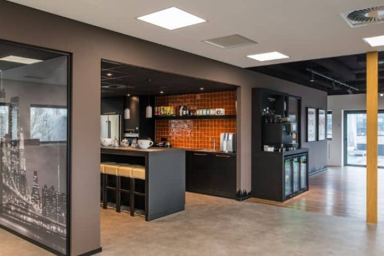 Kantoorinrichting bij Coffeeclick met moderne koffiecorner en pantry, ingericht door E=MC²