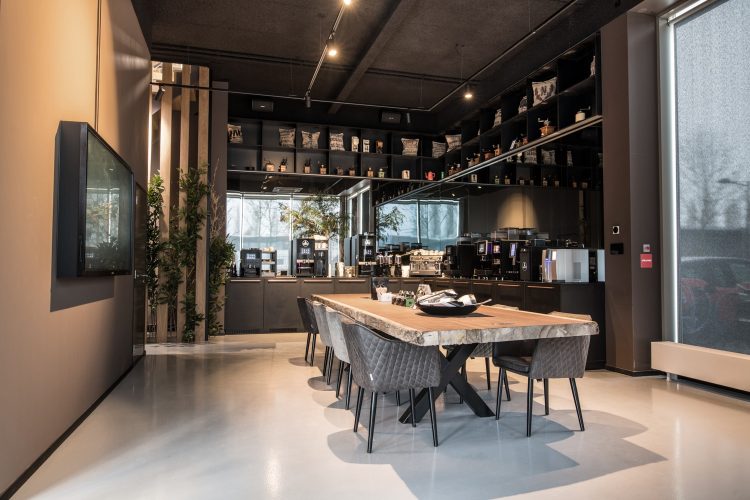 Zakelijke keuken met professionele apparatuur en design