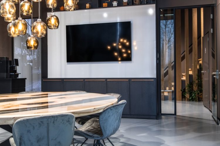 Vergaderruimte bij Coffeeclick met luxe designlampen, marmeren tafel en moderne stoelen, ingericht door E=MC²