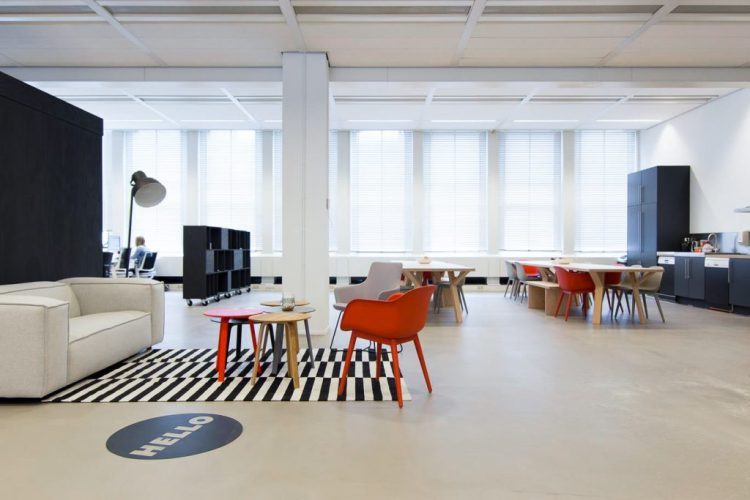 Kantoorinrichting YoungCapital met moderne kantine en zithoek, ingericht door E=MC²