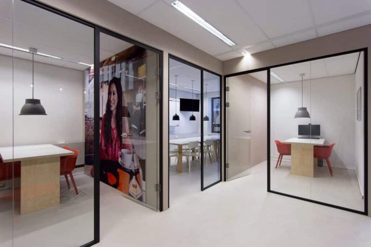 Moderne vergaderruimtes bij YoungCapital met glazen wanden en designinrichting door E=MC²